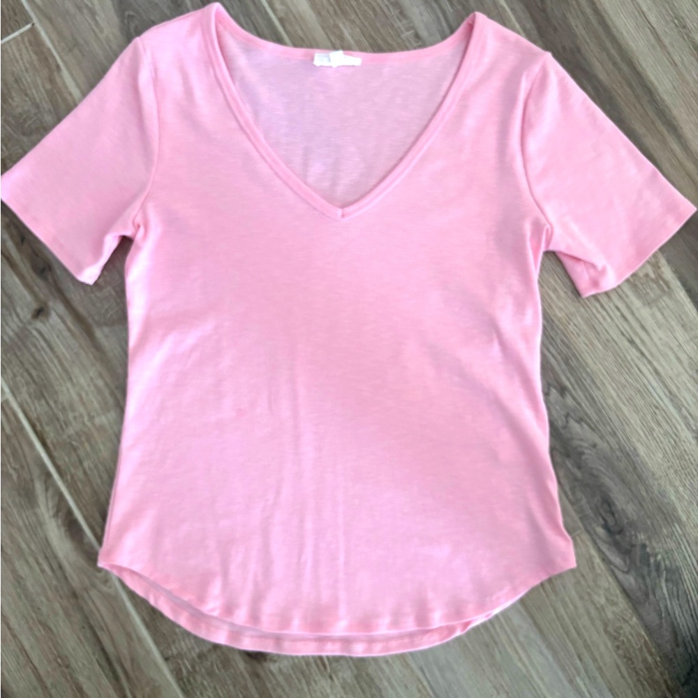 A loves a pink v neck t shirt in pink. Worn once in great condition. Size small